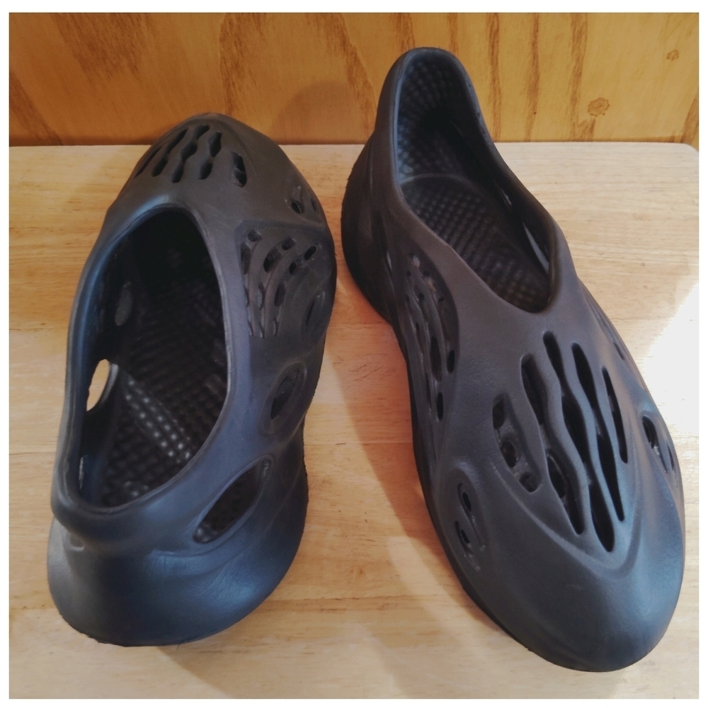 Adidas Mens Black Slip On Yeezy Foam Runner Size 9 - Picture 3 of 8